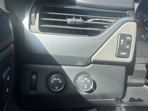 Used 2015 Chevrolet Suburban LT image 28