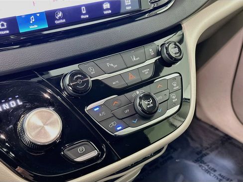 Certified 2024 Chrysler Pacifica Touring-L FWD image 24