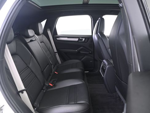 Certified 2023 Porsche Cayenne Platinum Edition AWD/4WD image 18