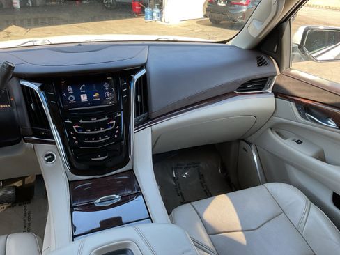 Used 2015 Cadillac Escalade Luxury image 17