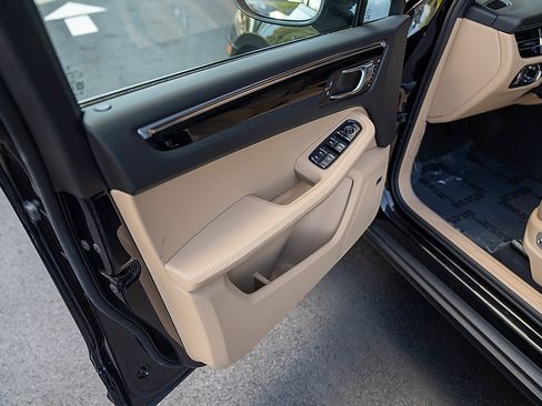 Certified 2026 Porsche Macan AWD/4WD image 16