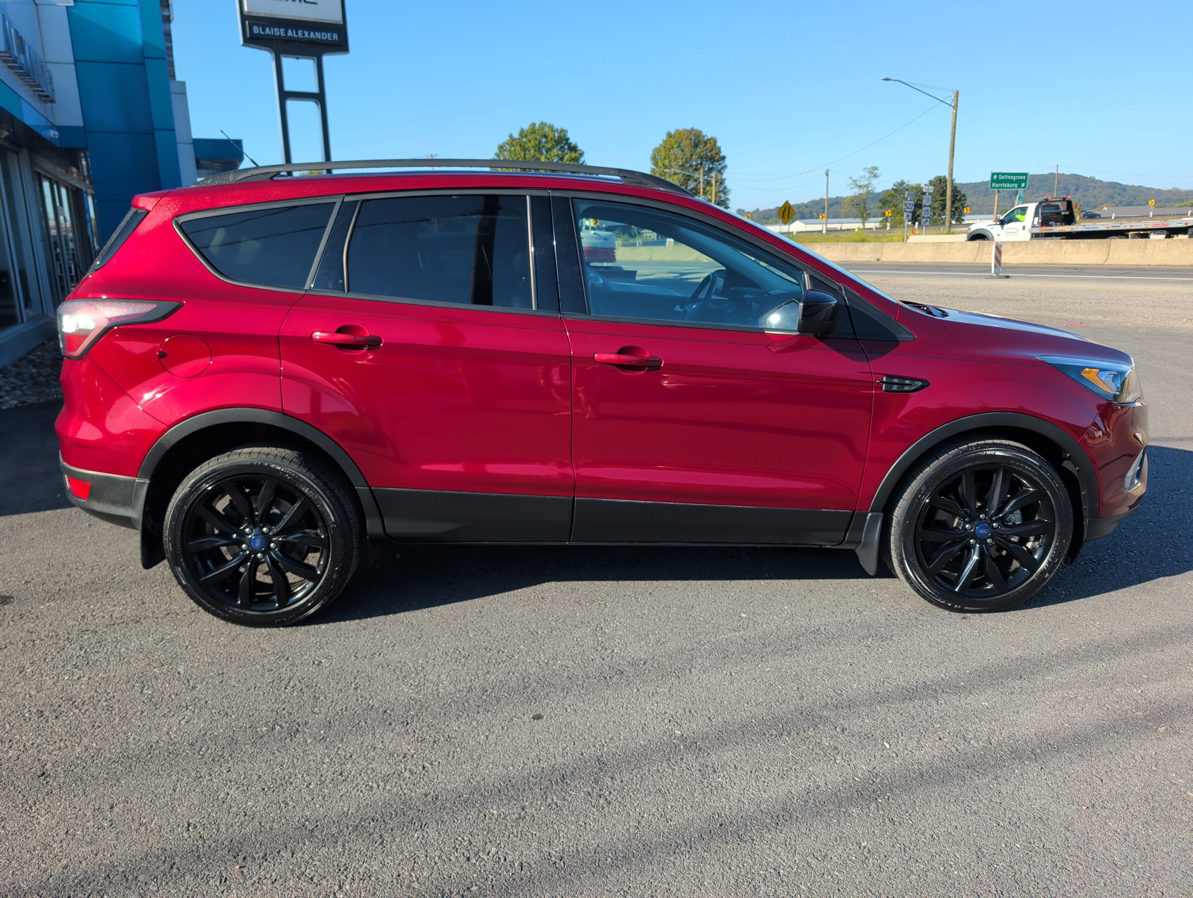Used 2017 Ford Escape SE w/ Equipment Group 201A AWD/4WD image 2