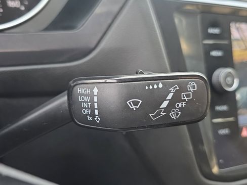 Used 2021 Volkswagen Tiguan SE image 35