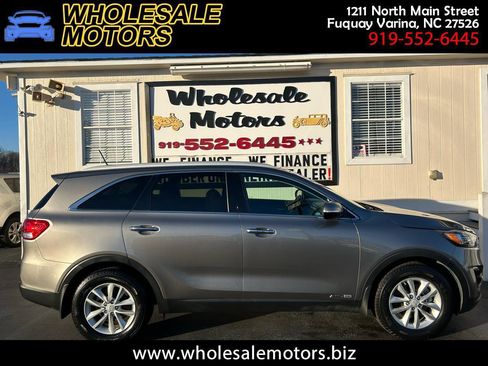 Used 2017 Kia Sorento LX image 1