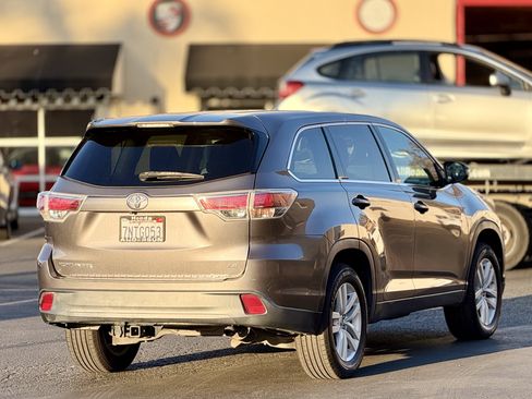 Used 2015 Toyota Highlander LE FWD image 6
