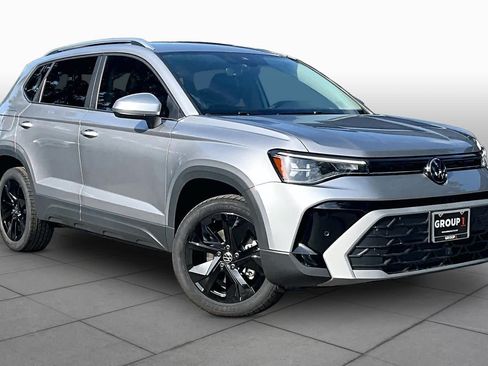 New 2026 Volkswagen Taos SE FWD image 2