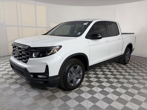 Used 2025 Honda Ridgeline TrailSport image 3