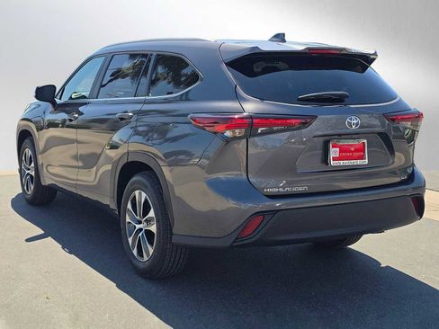 Used 2025 Toyota Highlander XLE FWD image 6