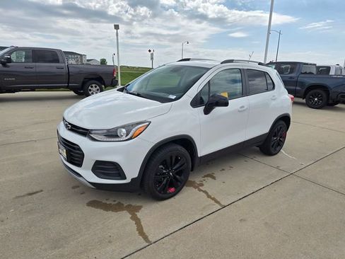 Used 2020 Chevrolet Trax LT w/ Sun & Sound Package AWD/4WD image 3