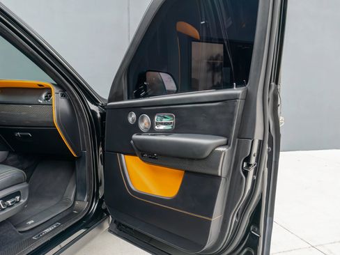 Used 2023 Rolls-Royce Cullinan Black Badge w/ Leather Finishing Pack image 50