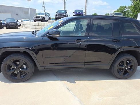 Used 2023 Jeep Grand Cherokee Limited w/ Black Appearance Package AWD/4WD image 2