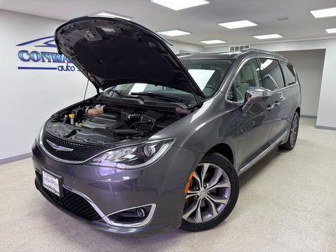 Used 2020 Chrysler Pacifica Limited w/ Tire & Wheel Group FWD image 33