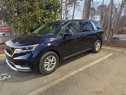 Used 2023 Kia Carnival LX image 1