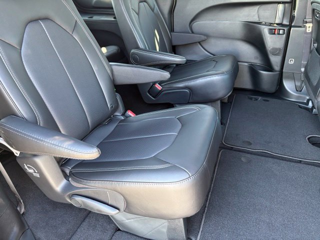 New 2027 Chrysler Pacifica Select AWD/4WD image 18