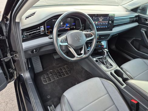 Used 2025 Volkswagen Jetta SE FWD image 17
