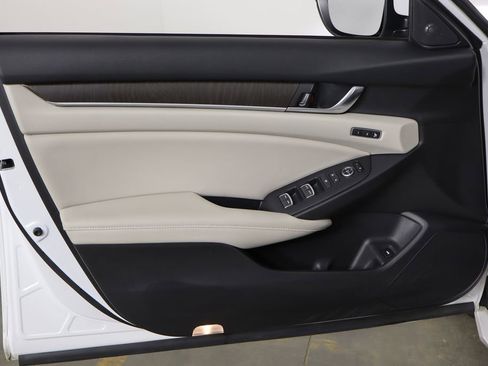 Used 2018 Honda Accord Touring image 16