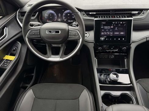 New 2025 Jeep Grand Cherokee Altitude image 4