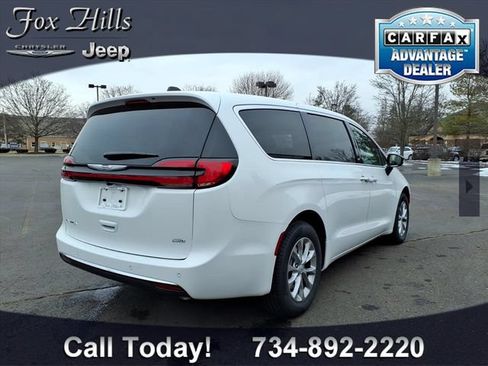 New 2026 Chrysler Pacifica Select AWD/4WD image 9