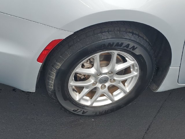 Used 2023 Chrysler Pacifica Touring-L FWD image 5