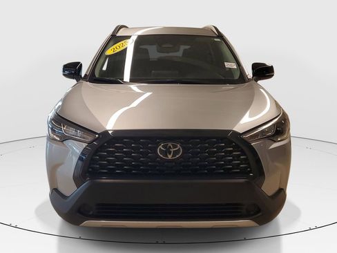 Used 2025 Toyota Corolla Cross LE image 2