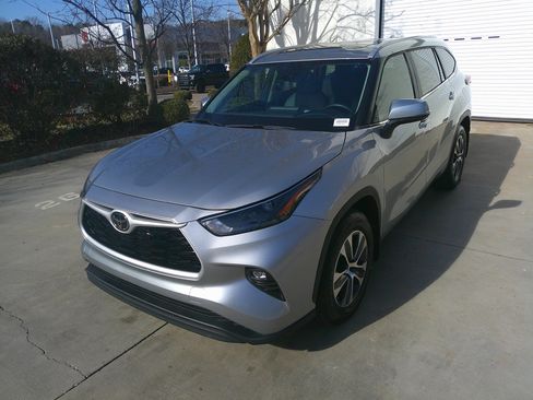 Used 2024 Toyota Highlander XLE image 6