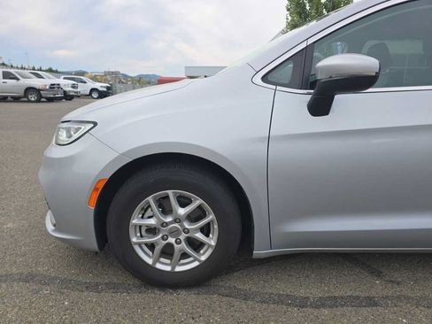 Used 2023 Chrysler Pacifica Touring-L FWD image 6