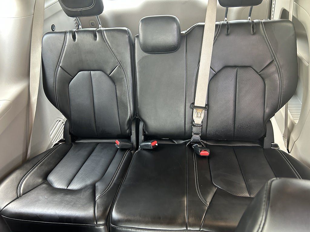 Used 2024 Chrysler Pacifica Touring-L FWD image 18