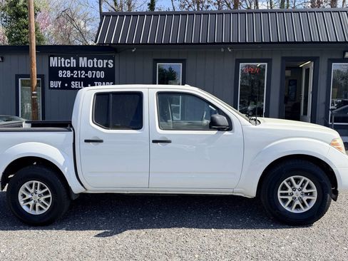 Used 2014 Nissan Frontier SV image 4