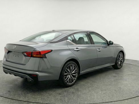 Used 2025 Nissan Altima 2.5 SV FWD image 9