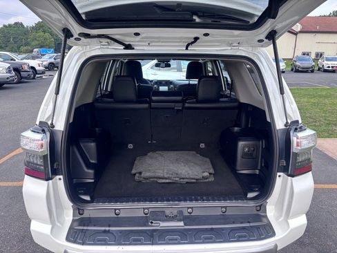 Used 2018 Toyota 4Runner SR5 AWD/4WD image 13