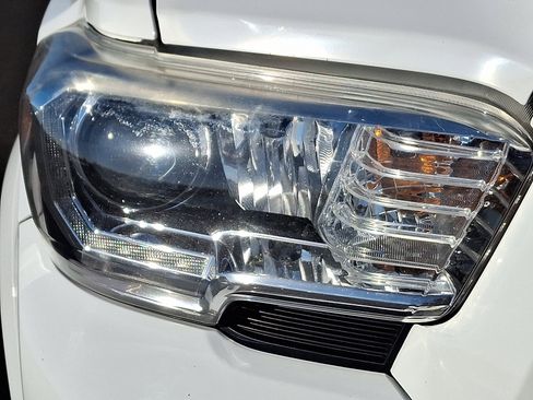 Used 2016 Toyota Tacoma Limited image 9