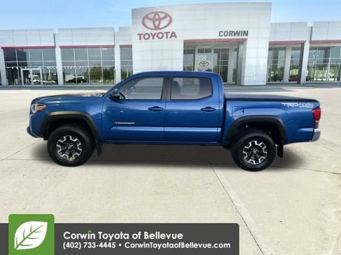 Used 2017 Toyota Tacoma TRD Off-Road image 2