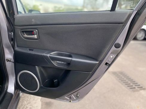 Used 2005 MAZDA MAZDA3 s w/ Moonroof & 6-CD Pkg FWD image 26