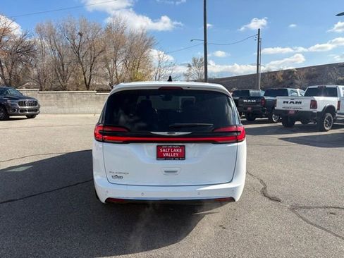 Certified 2023 Chrysler Pacifica Touring image 7