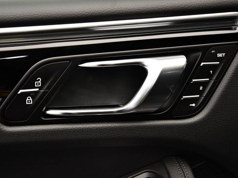 Used 2025 Porsche Macan image 35