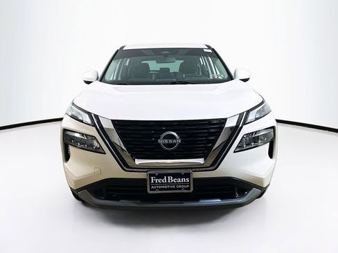 Used 2023 Nissan Rogue SV image 2