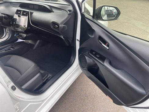 Used 2021 Toyota Prius LE image 14