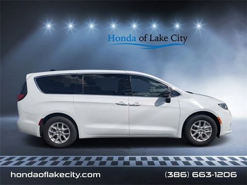 Used 2025 Chrysler Pacifica Select image 1