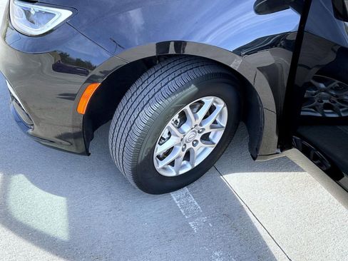 Used 2025 Chrysler Pacifica Select FWD image 24
