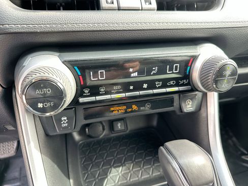 Used 2021 Toyota RAV4 XLE Premium image 18