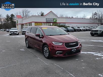 Used 2023 Chrysler Pacifica Touring-L w/ Uconnect Theater Family Group