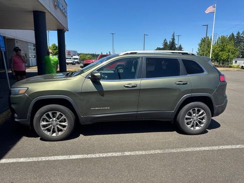 Used 2019 Jeep Cherokee Latitude Plus w/ Comfort/Convenience Group AWD/4WD image 2