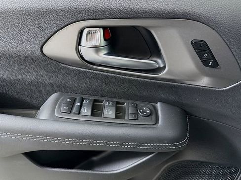 Used 2025 Chrysler Pacifica Select image 17