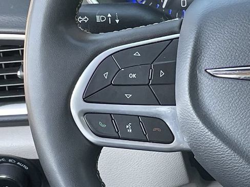 Used 2023 Chrysler Pacifica Touring-L FWD image 12