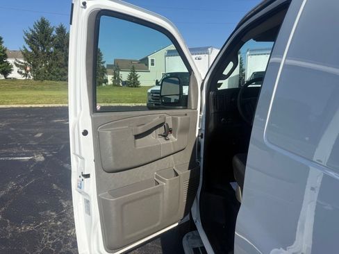 Used 2025 Chevrolet Express 2500 w/ Driver Convenience Package RWD image 15