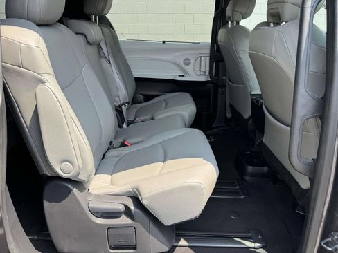 Used 2025 Toyota Sienna XLE FWD image 15
