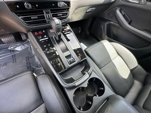 Used 2023 Porsche Macan AWD/4WD image 34