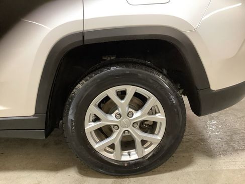 Certified 2023 Jeep Grand Cherokee Limited AWD/4WD image 11