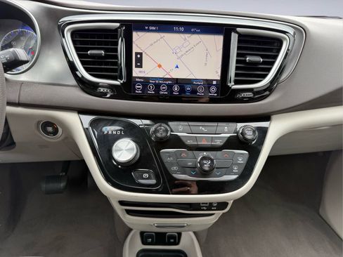Used 2018 Chrysler Pacifica Touring FWD image 15