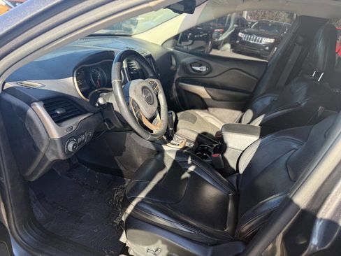 Used 2018 Jeep Cherokee Limited w/ Luxury Group AWD/4WD image 6
